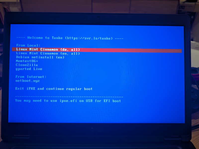 Liste der Systeme die man booten kann. Linux Mint in deutsch und englisch, Debian, Memtest86, Clonezilla, gparted Live. Außerdem netboot.xyz für weitere Optionen aus dem Internet.